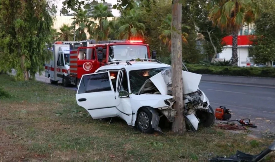 İzmir’in Çiğli ilçesinde, su birikintisine çarpan otomobilin sürücüsü hayatını kaybetti.