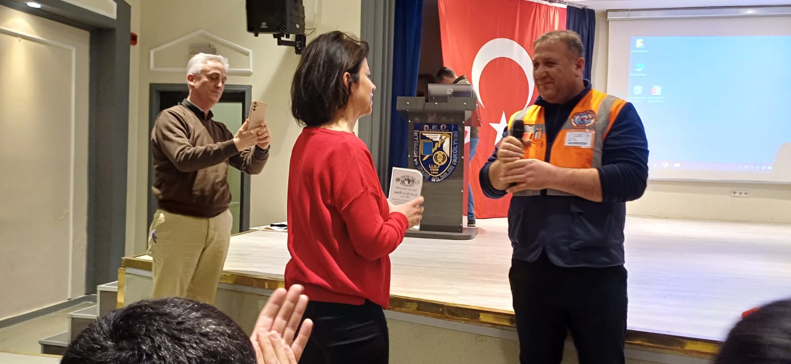 İzmir'in köklü üniversitelerinden Dokuz Eylül Üniversitesi'nin İktisadi ve İdari Bilimler