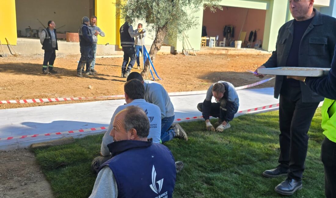 Güzelbahçe Belediye Başkanı Mustafa Günay, sahada özveriyle çalışan işçilere kendi