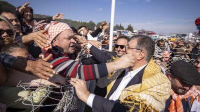 Torbalı'da 16. Geleneksel Deve Güreşleri Festivali'ne katılan İzmir Büyükşehir Belediye