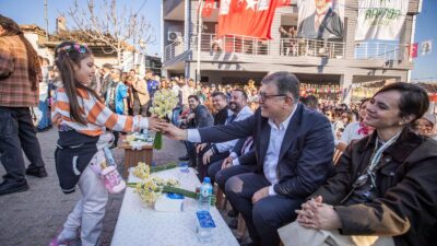 Çiçeğin başkenti Bayındır'da düzenlenen 4. Turan Nergis ve Kuru Çiçek