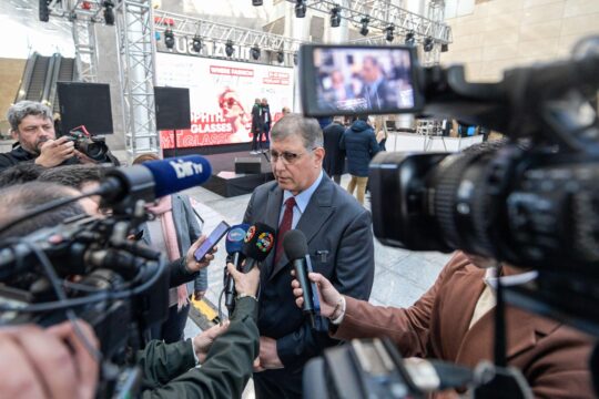 İzmir Büyükşehir Belediye Başkanı Dr. Cemil Tugay, basın mensuplarının Buca