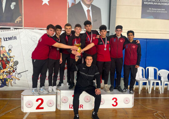 Aliağa’nın genç güreşçileri İzmir İl Müsabakalarında U-17 kategorisinde 5 madalya