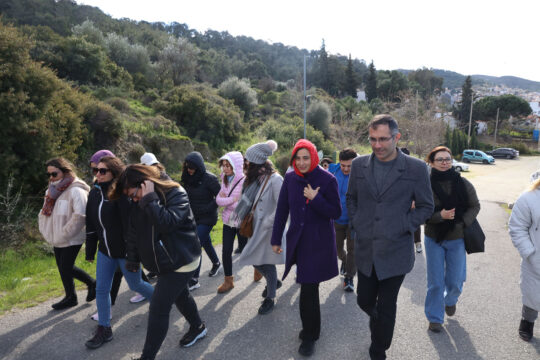 Uzman Öğretim üyeleri, Güzelbahçe’de doğa yürüyüşü yaparak zinde
kalmanın faydalarını pratikte