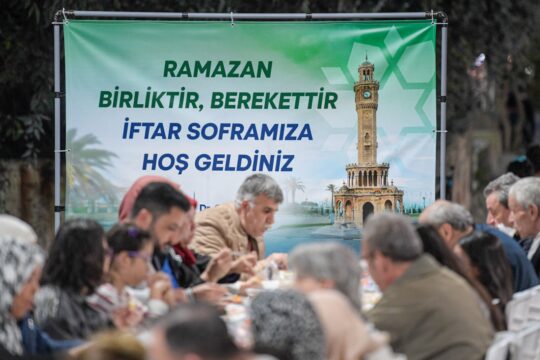 İzmir Büyükşehir Belediyesi’nin ramazan ayı boyunca 30 ilçede kurduğu iftar