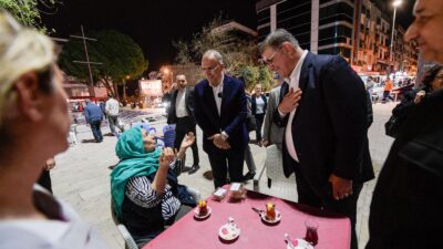 ​İzmir Büyükşehir Belediyesi’nin ramazan ayı boyunca 30 ilçede kurduğu iftar