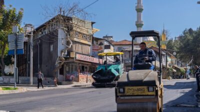 İzmir Büyükşehir Belediyesi’nin kent genelinde ana arterlerde başlattığı asfalt seferberliği