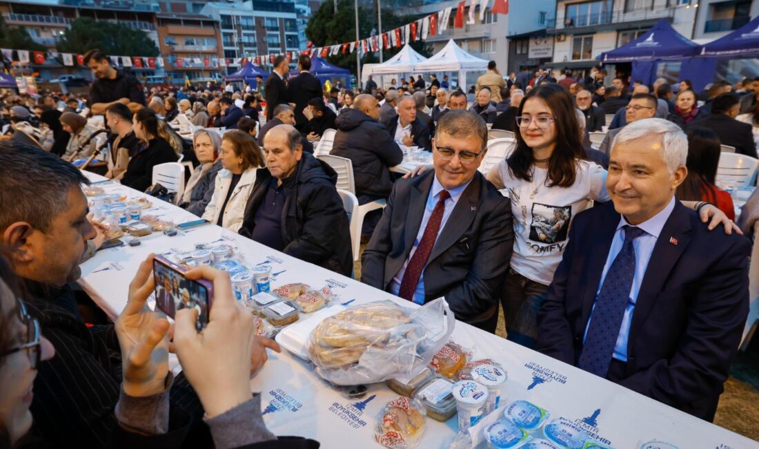 Dr. Cemil Tugay, Kemalpaşa'da kurulan iftar sofrasında yurttaşlarla buluştu.