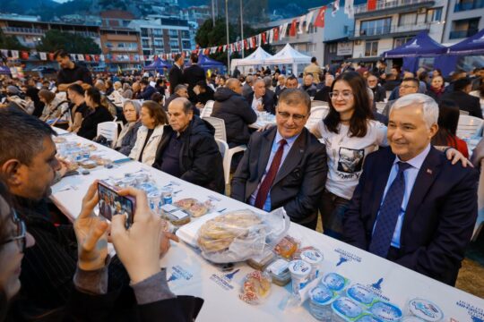 Dr. Cemil Tugay, Kemalpaşa'da kurulan iftar sofrasında yurttaşlarla buluştu.