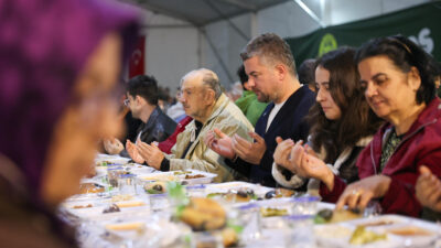 Bucalılar, oruçlarını Buca Belediyesi'nin kurduğu  iftar çadırında dualar eşliğinde açtı.