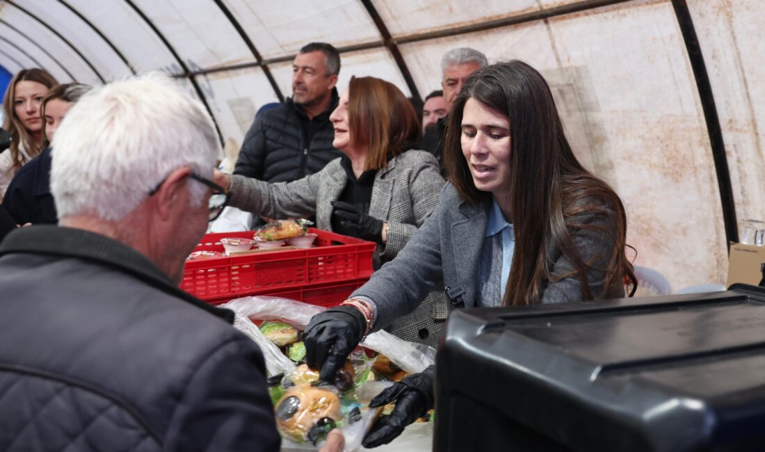 Çeşme Belediye Başkanı Lâl Denizli, Ramazan ayının ilk gününde Çeşmeli