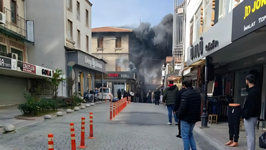 İzmir’in tarihi Kemeraltı Çarşısı’nda, Salepçioğlu Camii yakınlarında bulunan bir tekstil